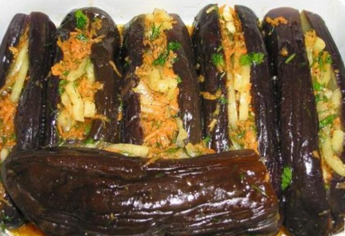 Auberginer fylt med grønnsaker til vinteren - en oppskrift for å lage en deilig marinert auberginepreparat.