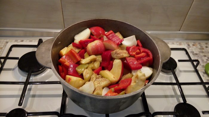 Ti aubergine salat med epler