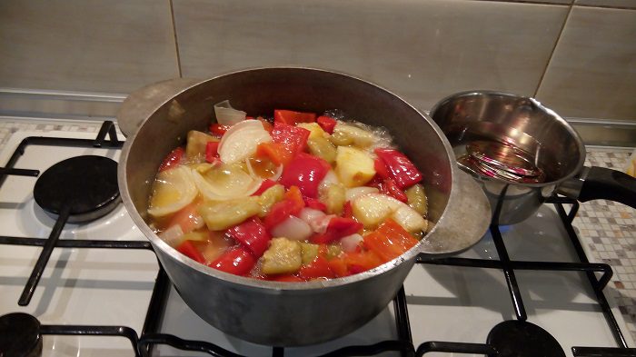 Ti aubergine salat med epler