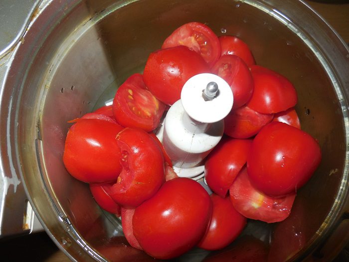 Tykk tomatadjika med pærer og basilikum