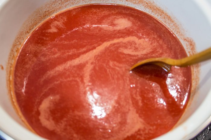 Tykk hjemmelaget ketchup med stivelse fra tomatjuice