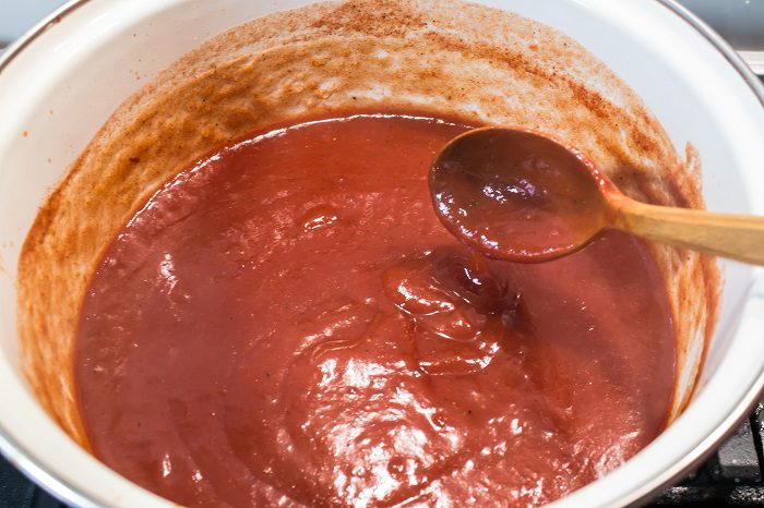 Tykk hjemmelaget ketchup med stivelse fra tomatjuice