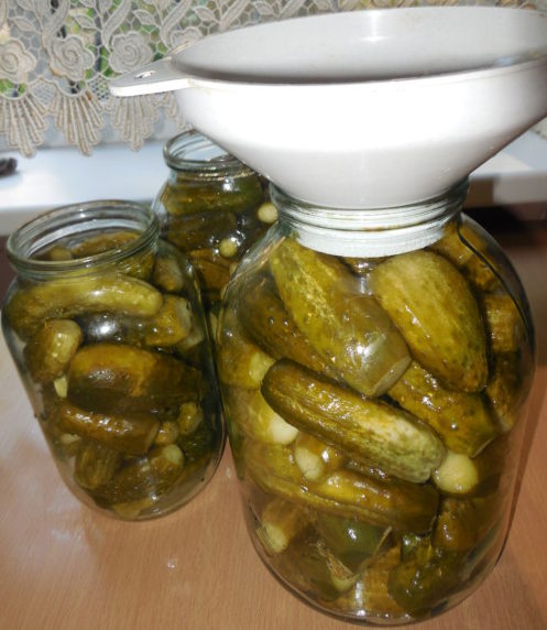 Pickles i krukker som fat