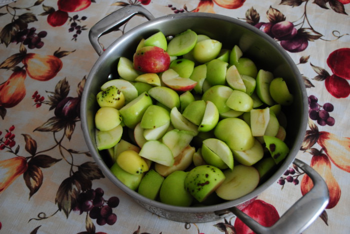 Deilig eplesyltetøy med appelsinskall