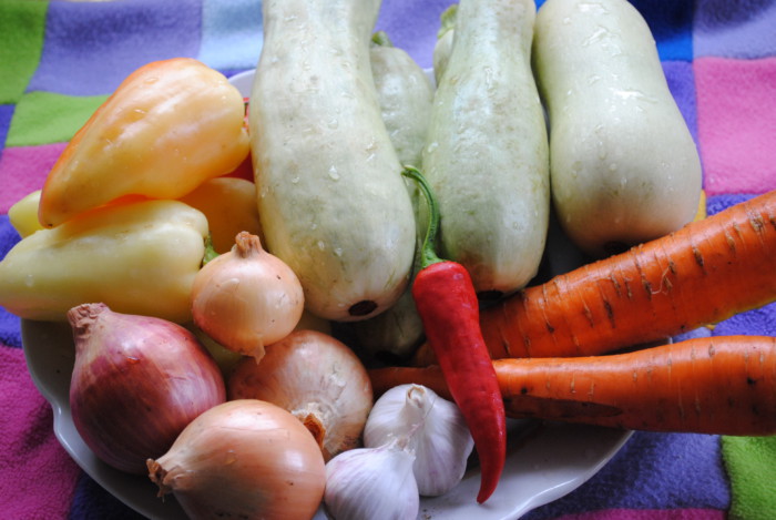 Adjika fra zucchini, tomater og paprika til vinteren