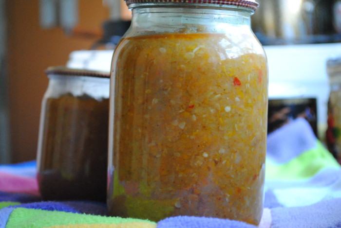 Adjika fra zucchini, tomater og paprika til vinteren