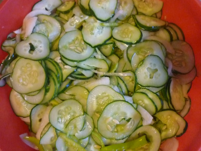 Agurksalat med løk, paprika og hvitløk til vinteren