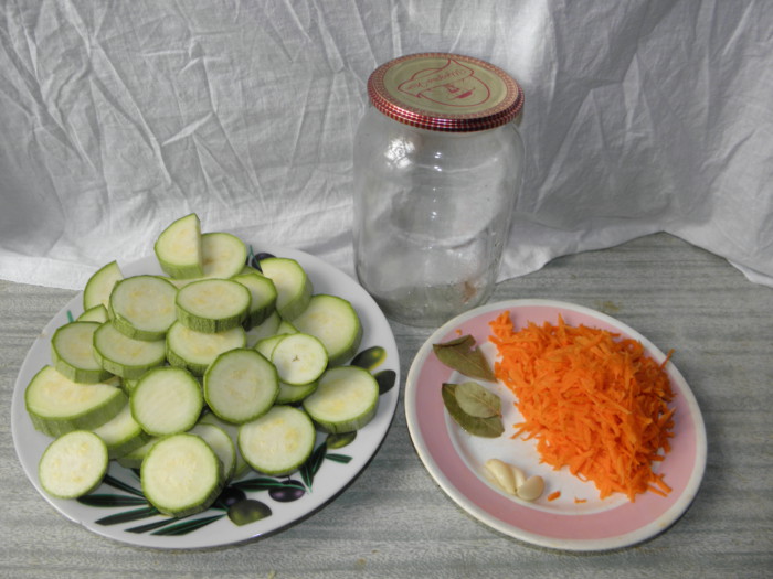 Øyeblikkelig marinert zucchini med gulrøtter